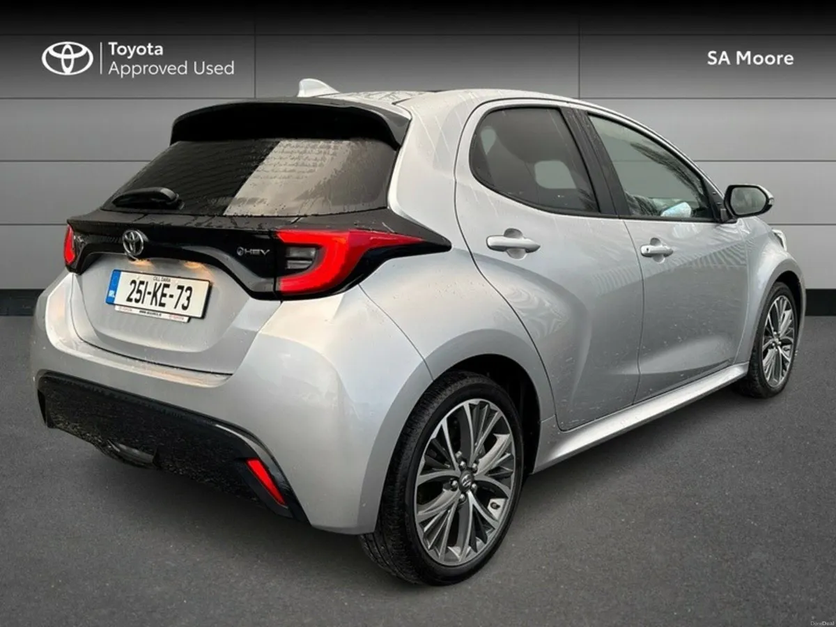 Toyota Yaris HYBRID PLATINUM - Image 2