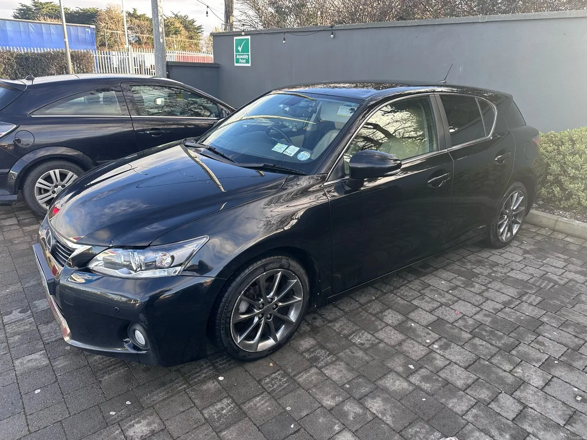 Lexus CT200h - Image 2
