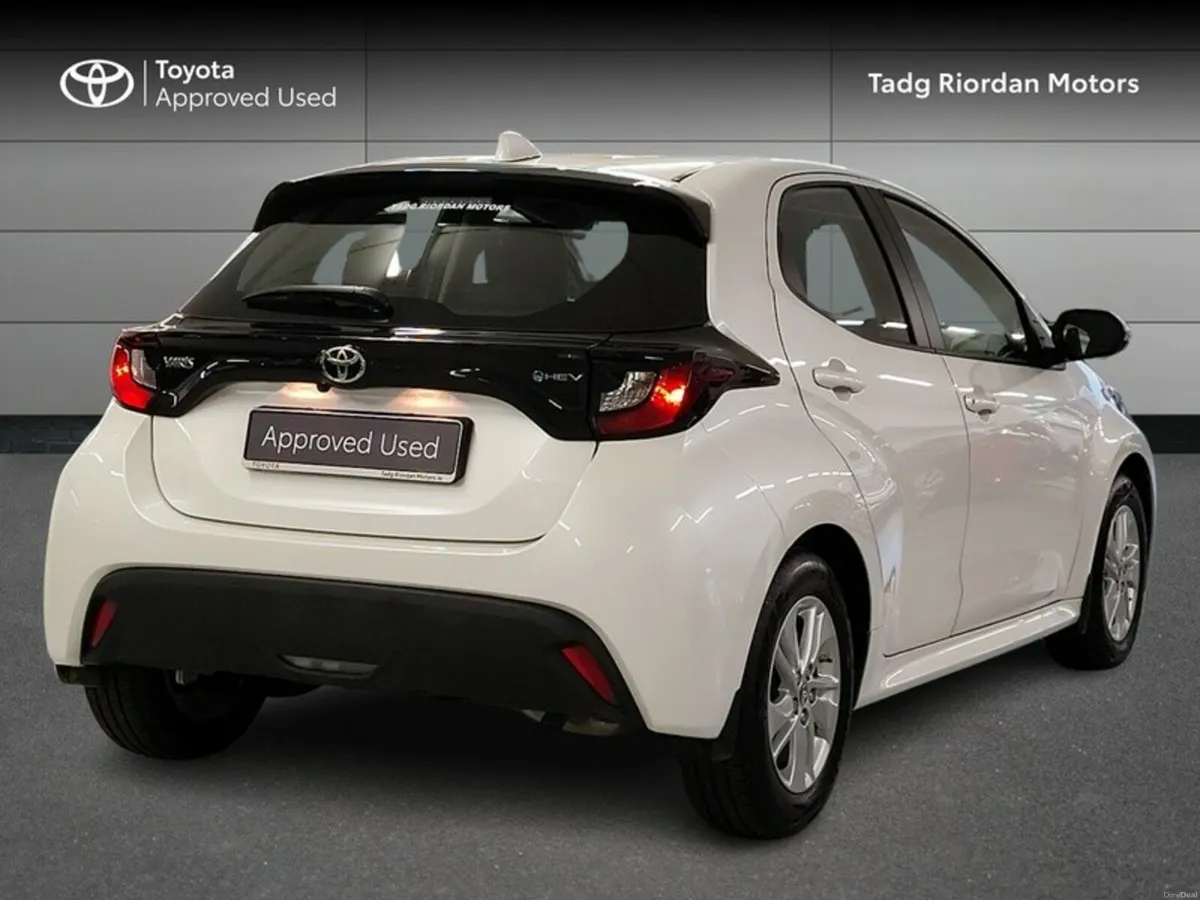 Toyota Yaris HYBRID LUNA - Image 2