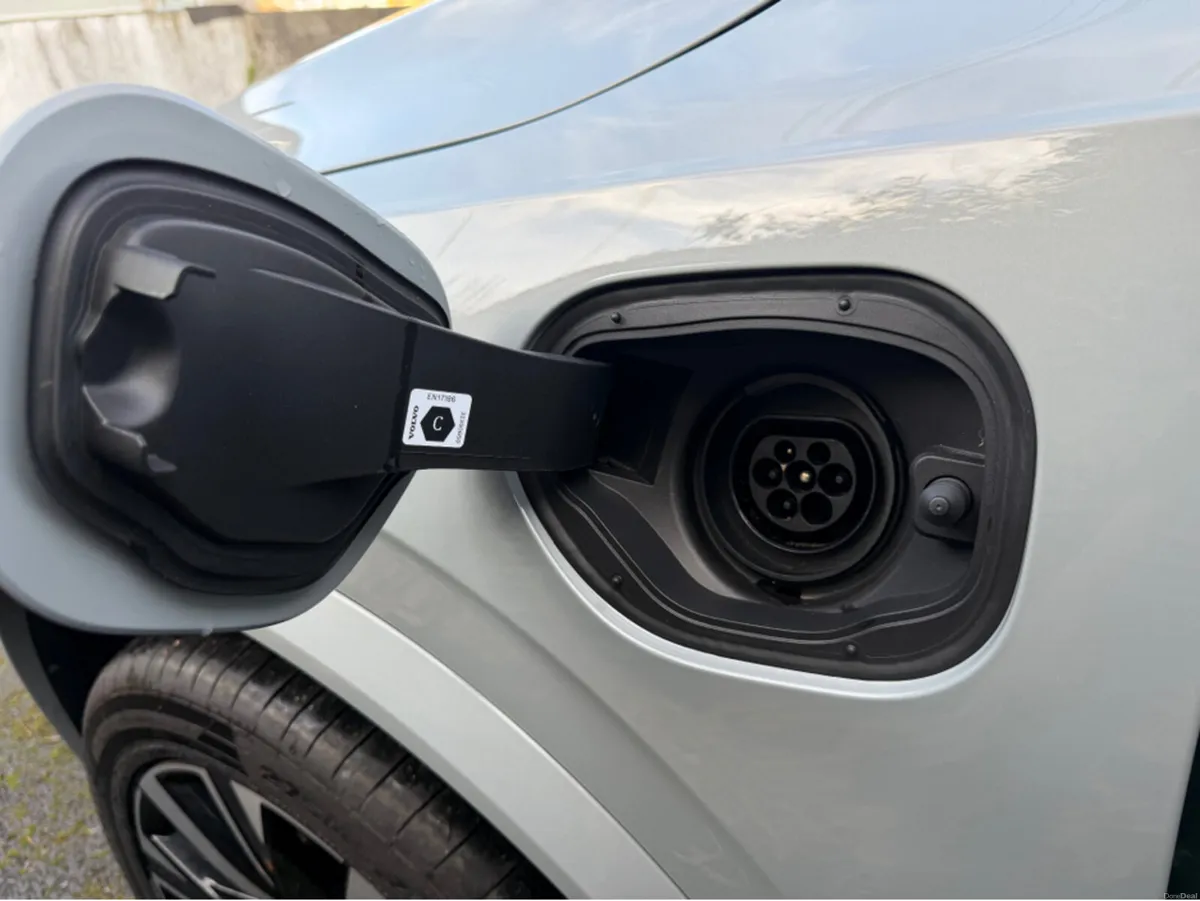 Volvo XC90 NEW MODEL//PLUS DARK T8 RECHARGE//GREAT - Image 4