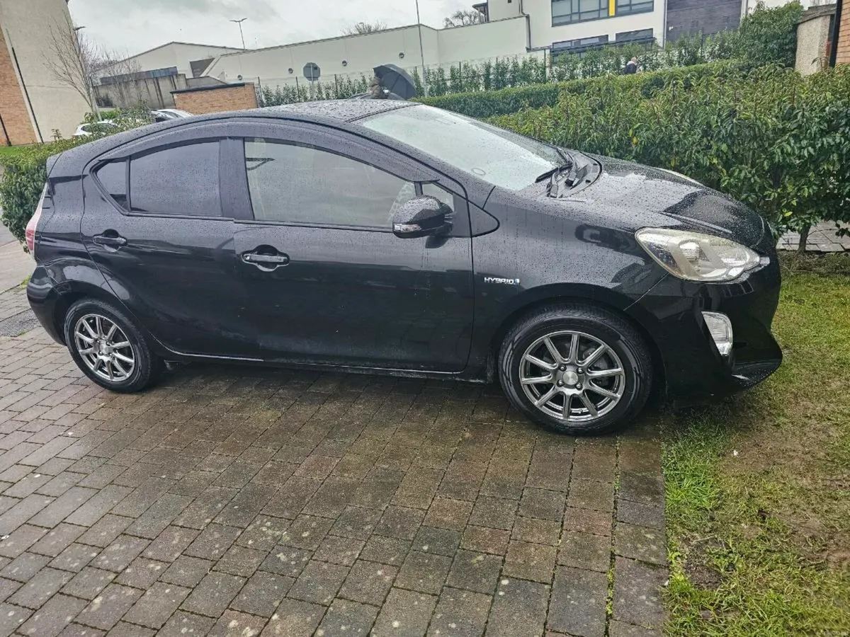 toyota aqua - Image 3