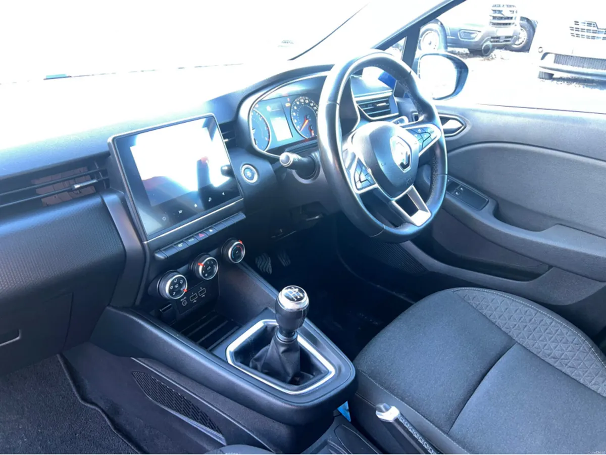 Renault Clio ICONIC TCE 100  5DR - Image 2