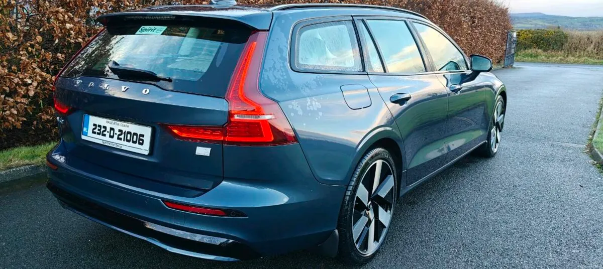 2023 Volvo V60 T6 2.0l PHEV - Image 4