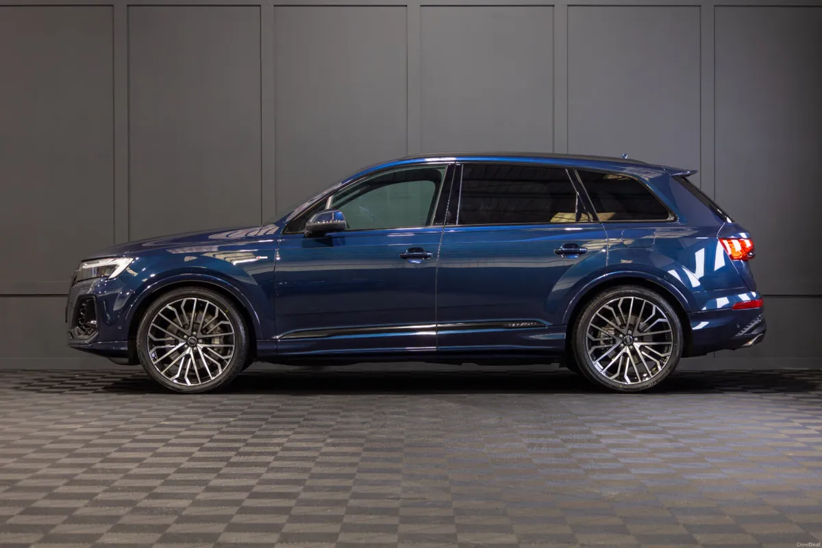 2025 Audi Q7 55 TFSIe Quattro S-Line - Image 3