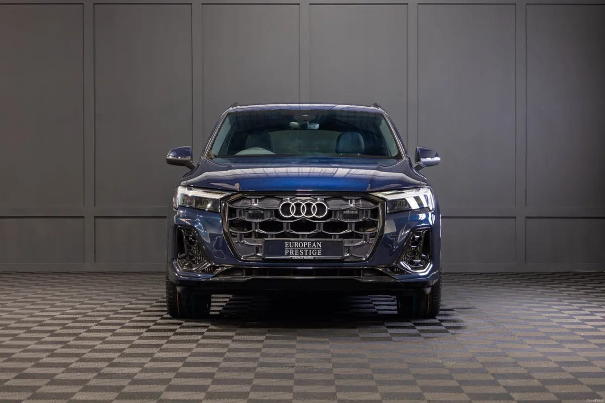 2025 Audi Q7 55 TFSIe Quattro S-Line - Image 2