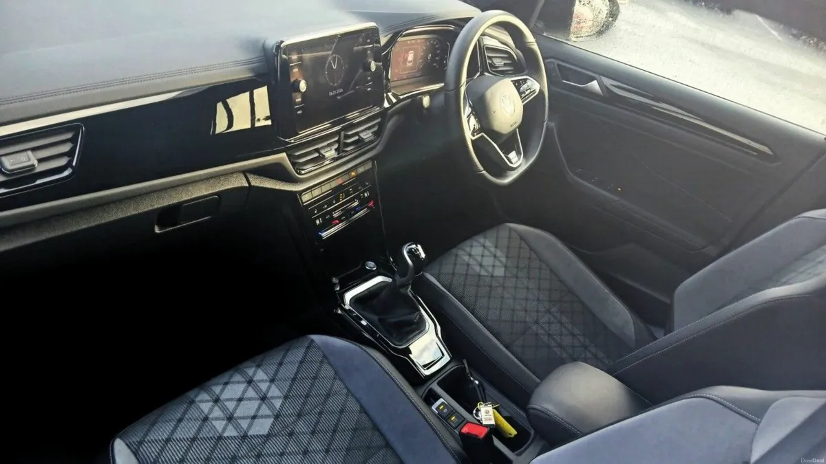 Volkswagen T-Roc R-Line 2.0 TDI 116HP **BLACK STYL - Image 2