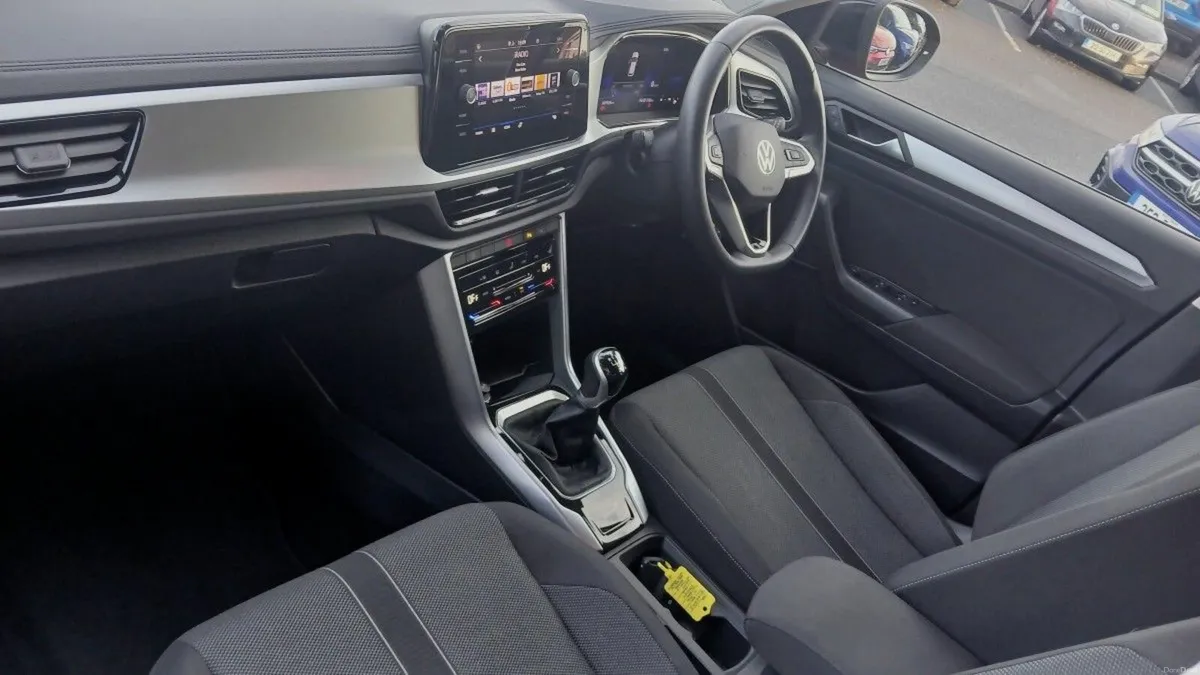 Volkswagen T-Roc Life 2.0 TDI 116HP **REAR VIEW CA - Image 3