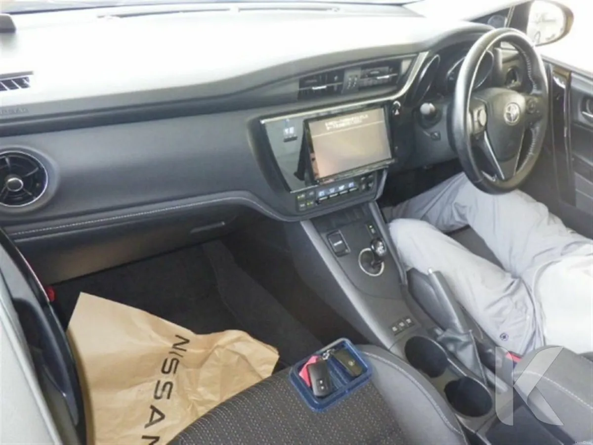 Toyota Auris BRICK LANE EDITION - HALF BLACK LEATH - Image 3