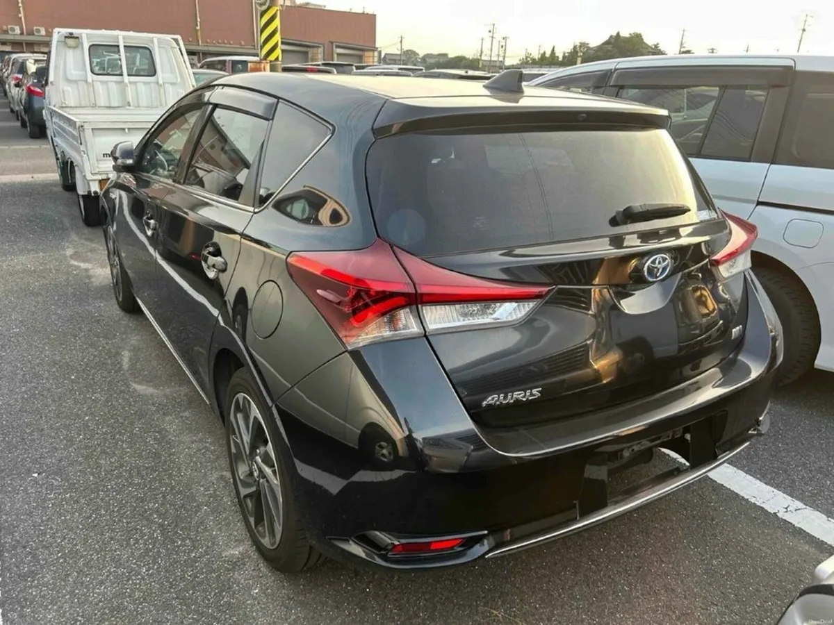 Toyota Auris G PACKAGE - BLACK & WHITE LEATHER UPH - Image 2