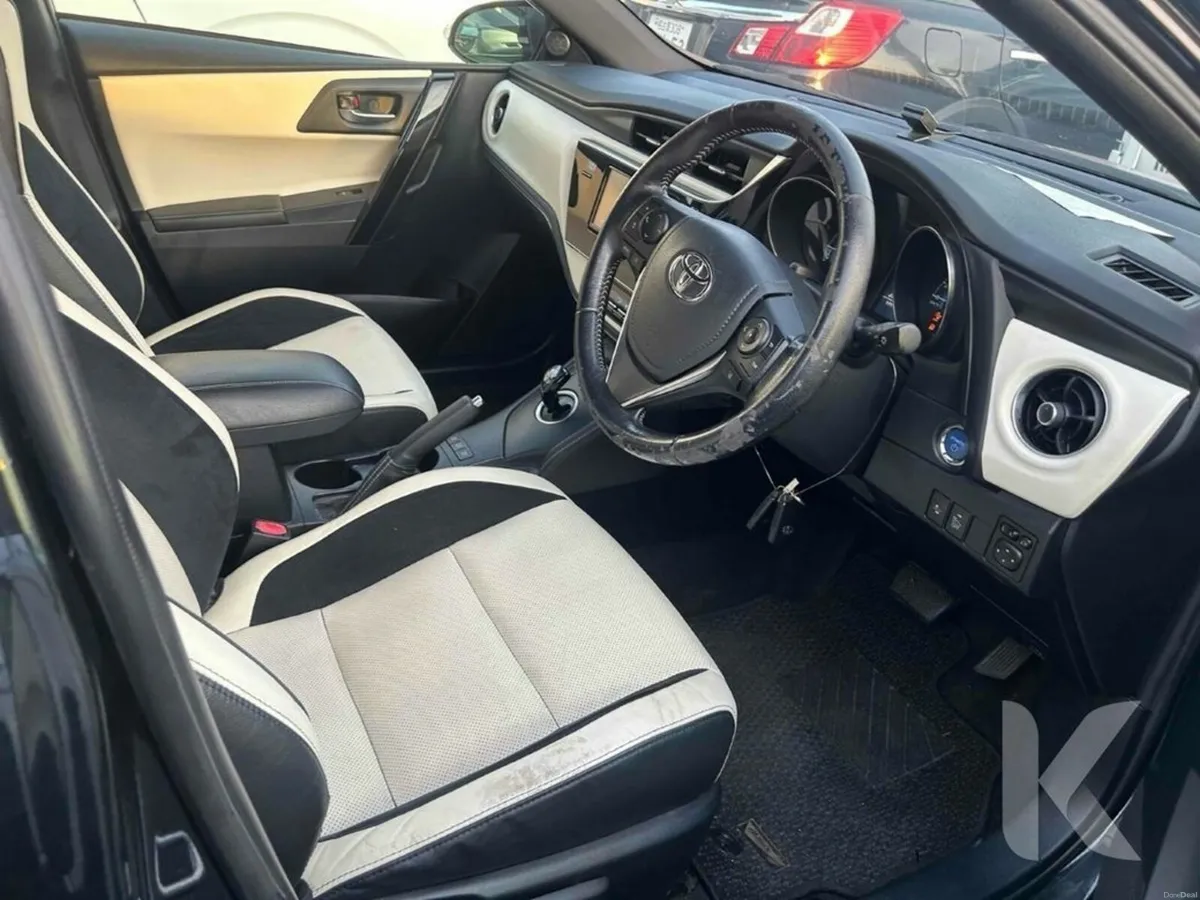 Toyota Auris G PACKAGE - BLACK & WHITE LEATHER UPH - Image 3