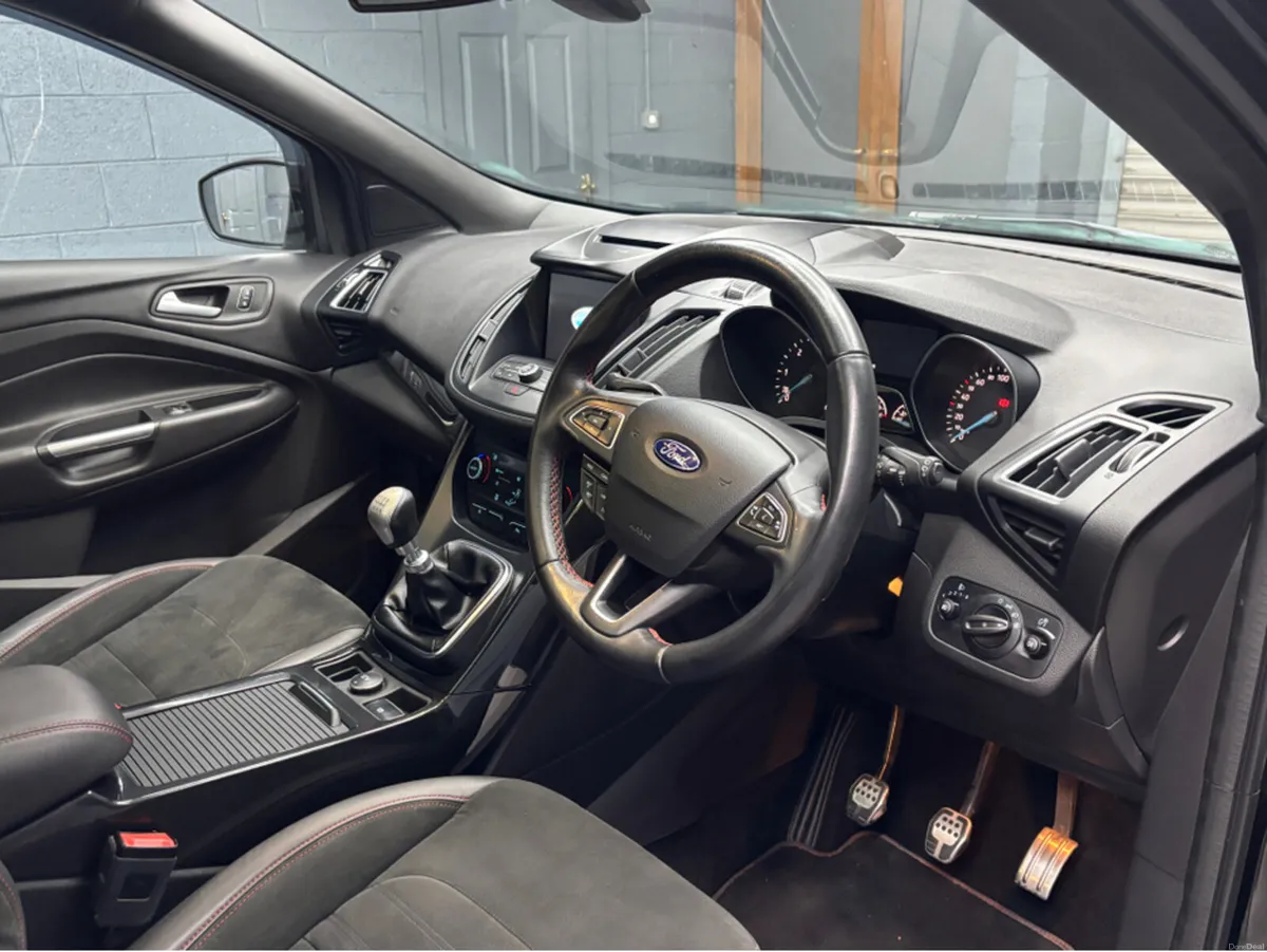 Ford Kuga 1.5 TDCI 120PS FW FWD 4DR ST-LINE - Image 4