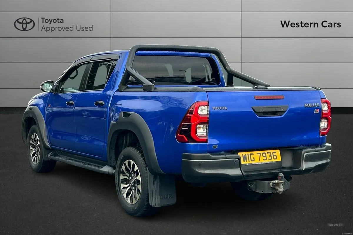 Toyota Hilux 2.8 D-4D GR SPORT Auto 4WD Euro 6 (s/ - Image 4