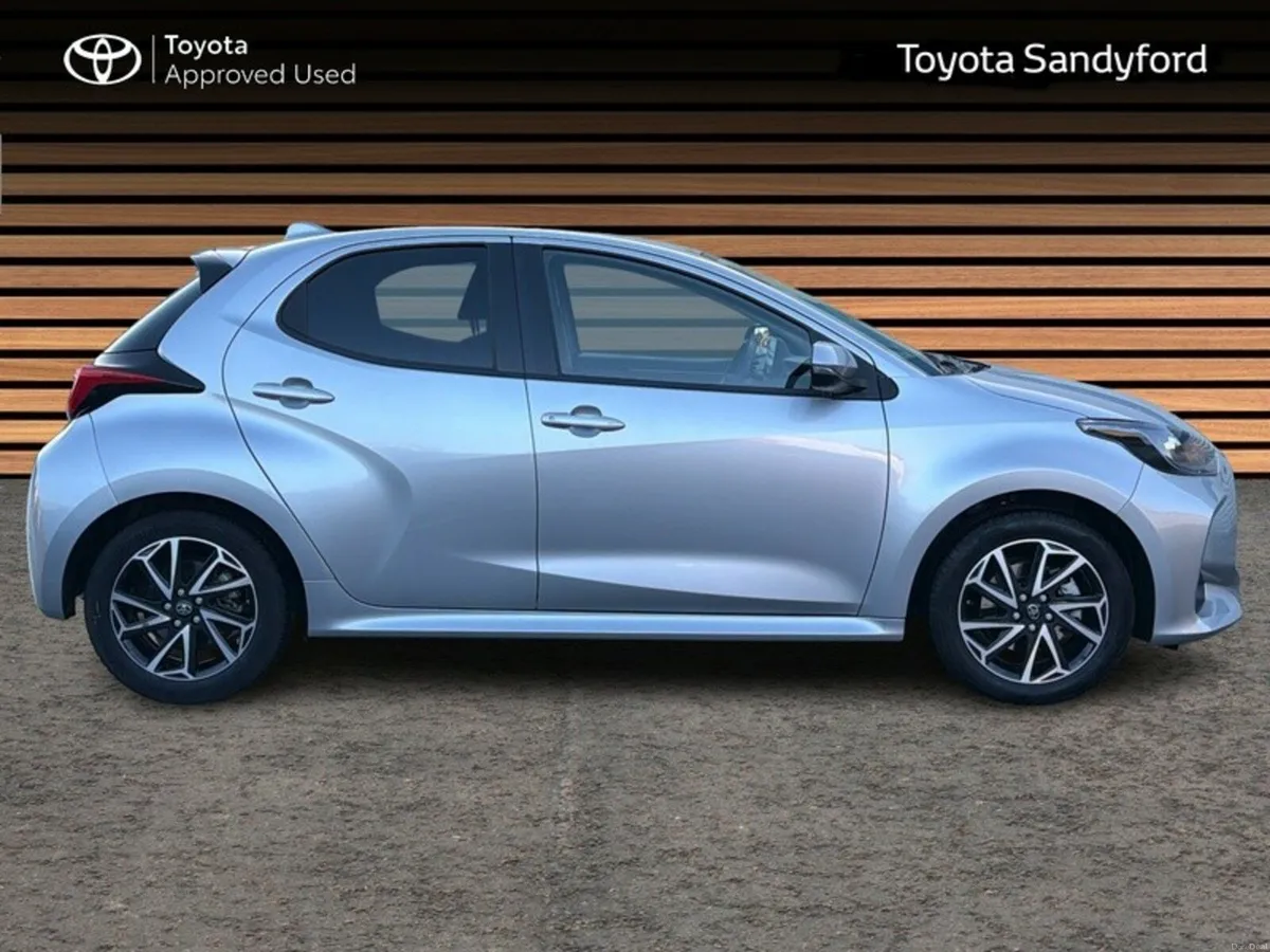 Toyota Yaris HYBRID LUNA SPORT // SMART ENTRY/SMAR - Image 3