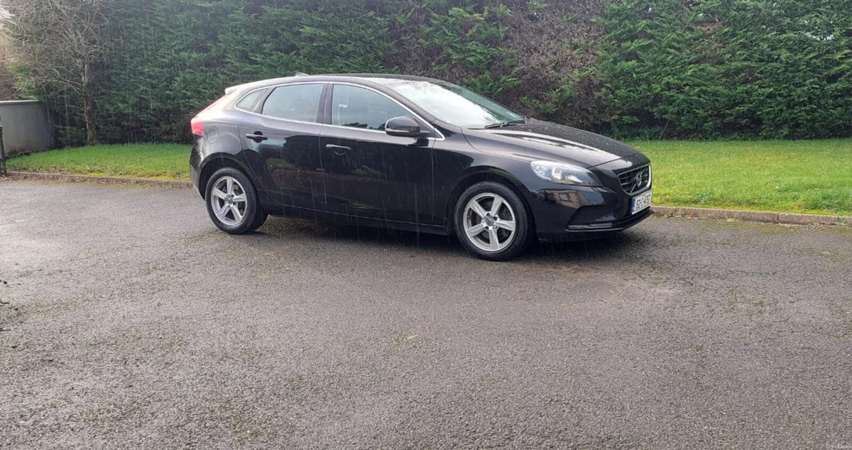 Volvo V40 2015 - Image 1