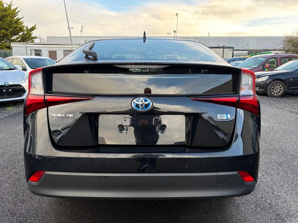 2022 Toyota Prius automatic hybird LOW MILEAGE - Image 4