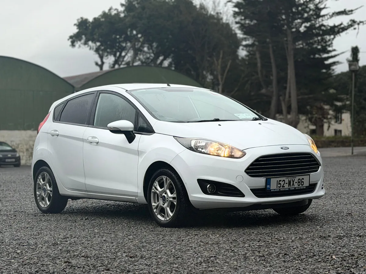 2015 Ford Fiesta 1.2 Petrol Zetec Black Friday sal - Image 1