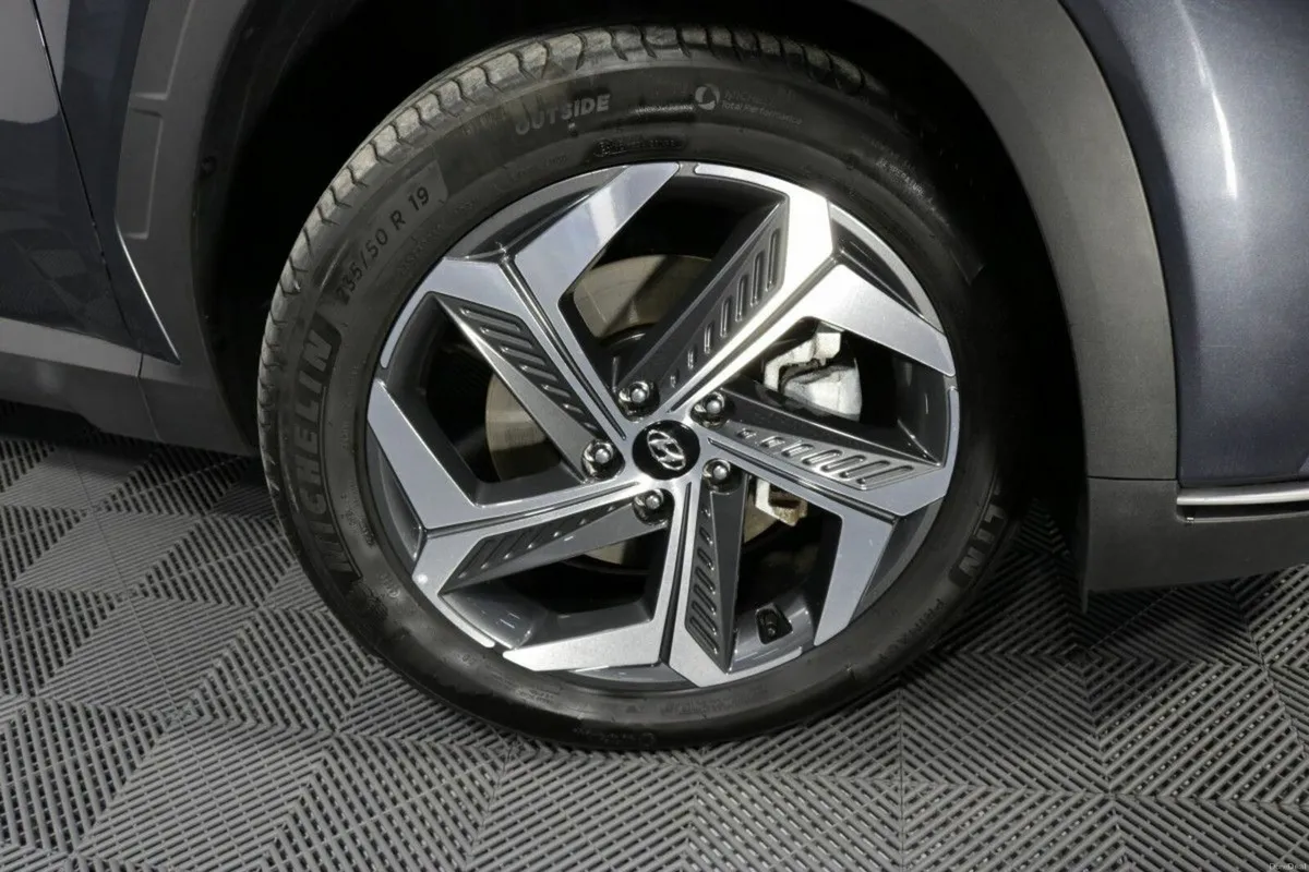 Hyundai Tucson PHEV EXECUTIVE 4WD 1.6L PETROL AUTO - Image 4