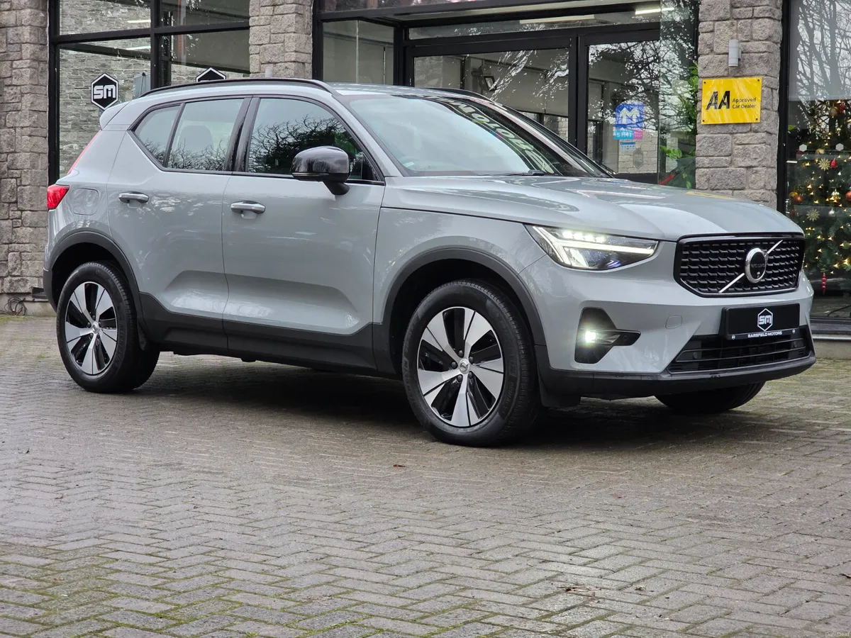2023 VOLVO XC40 1.5 RECHARGE T6 PLUS DARK AWD 350 - Image 2