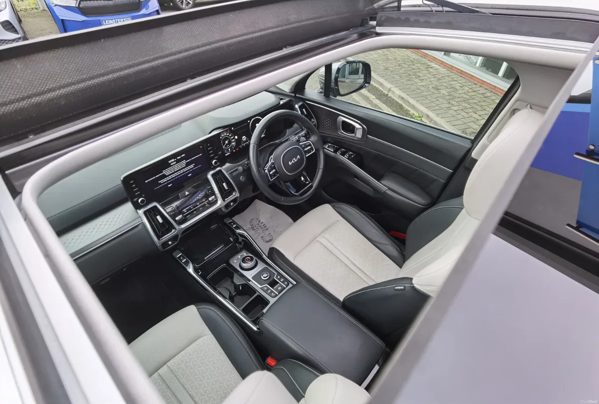 KIA SORENTO 2.2  AUTO DIESEL **SUNROOF + 7 SEATS** - Image 2