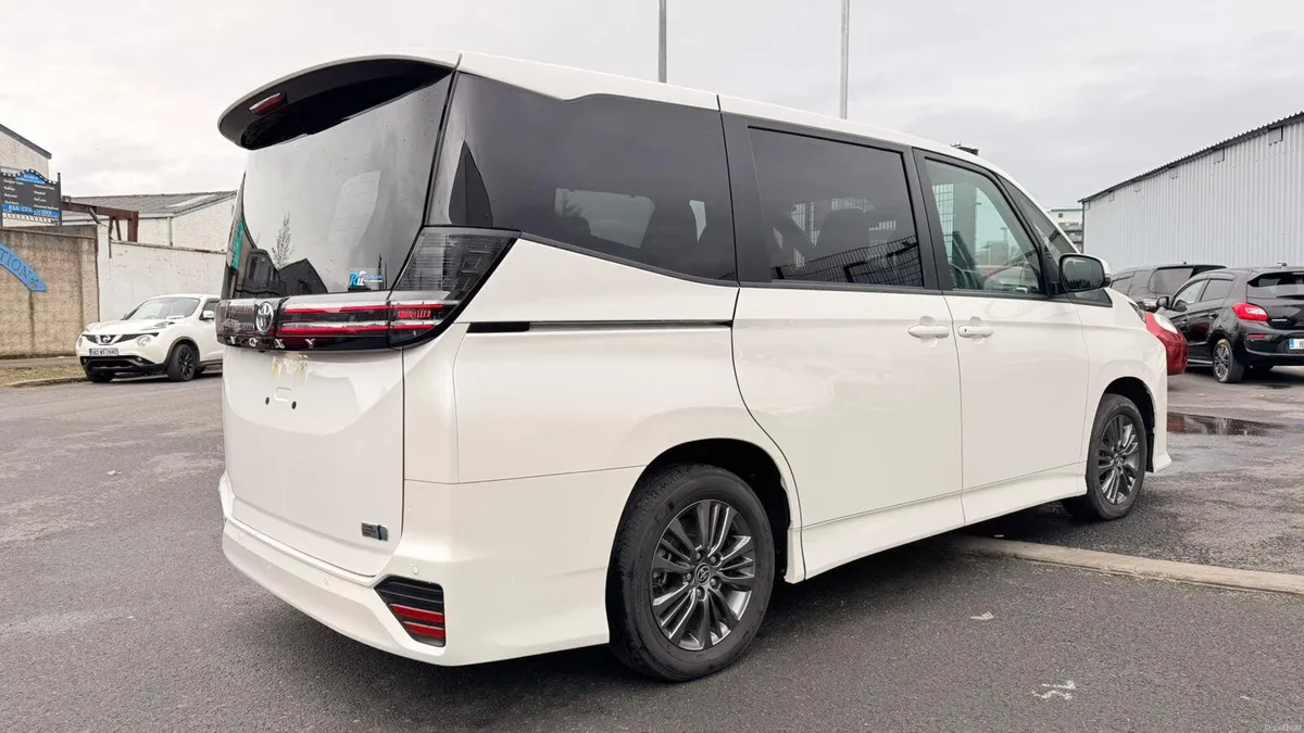 Toyota Voxy 2023 - Image 4