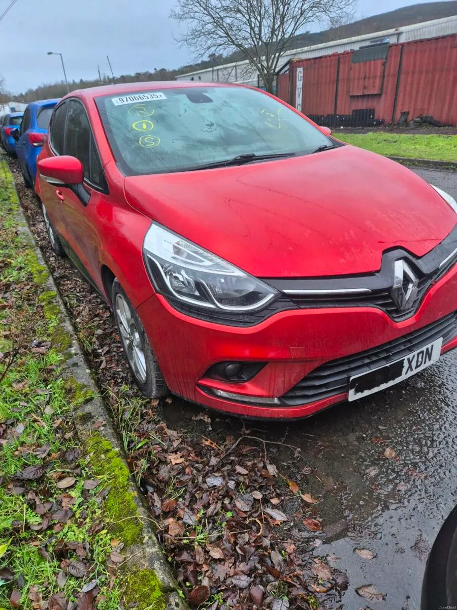 Damaged Renault clio 0.9 tce - Image 1