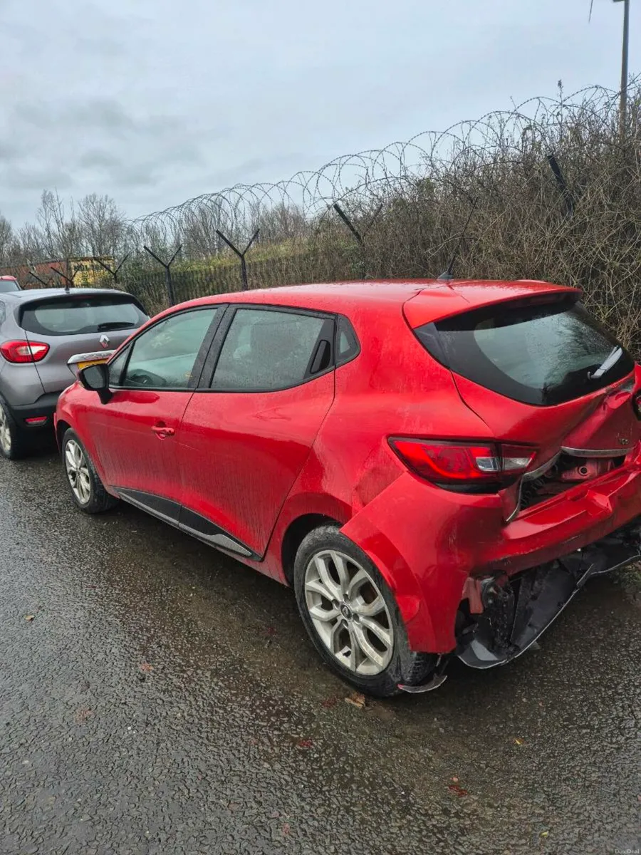 Damaged Renault clio 0.9 tce - Image 4