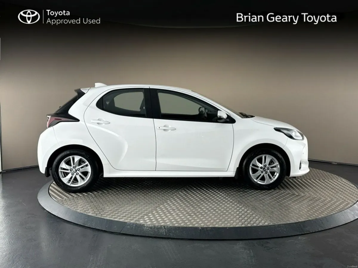 Toyota Yaris HYBRID LUNA - Image 3