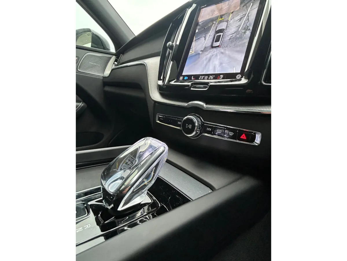 Volvo XC60 + T6 PHEV  PLUS  AWD BLACK EDITION - Image 3