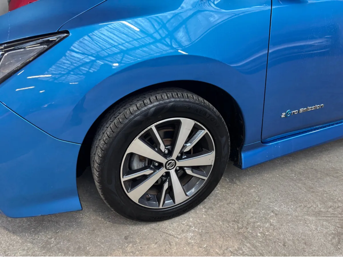 Nissan Leaf 40K EV SV 40KW '19 4DR AUTO - Image 3