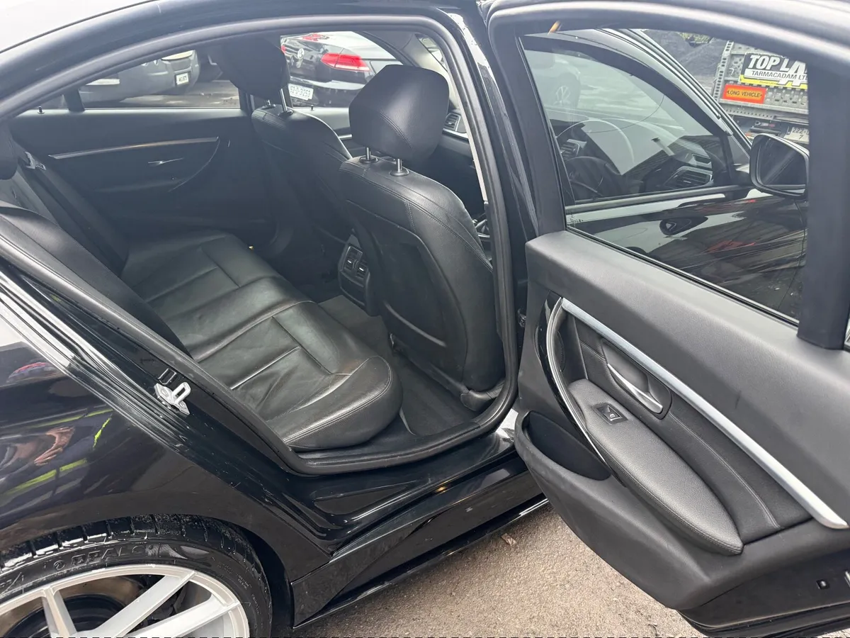 BMW 3-Series 2018 - Image 2