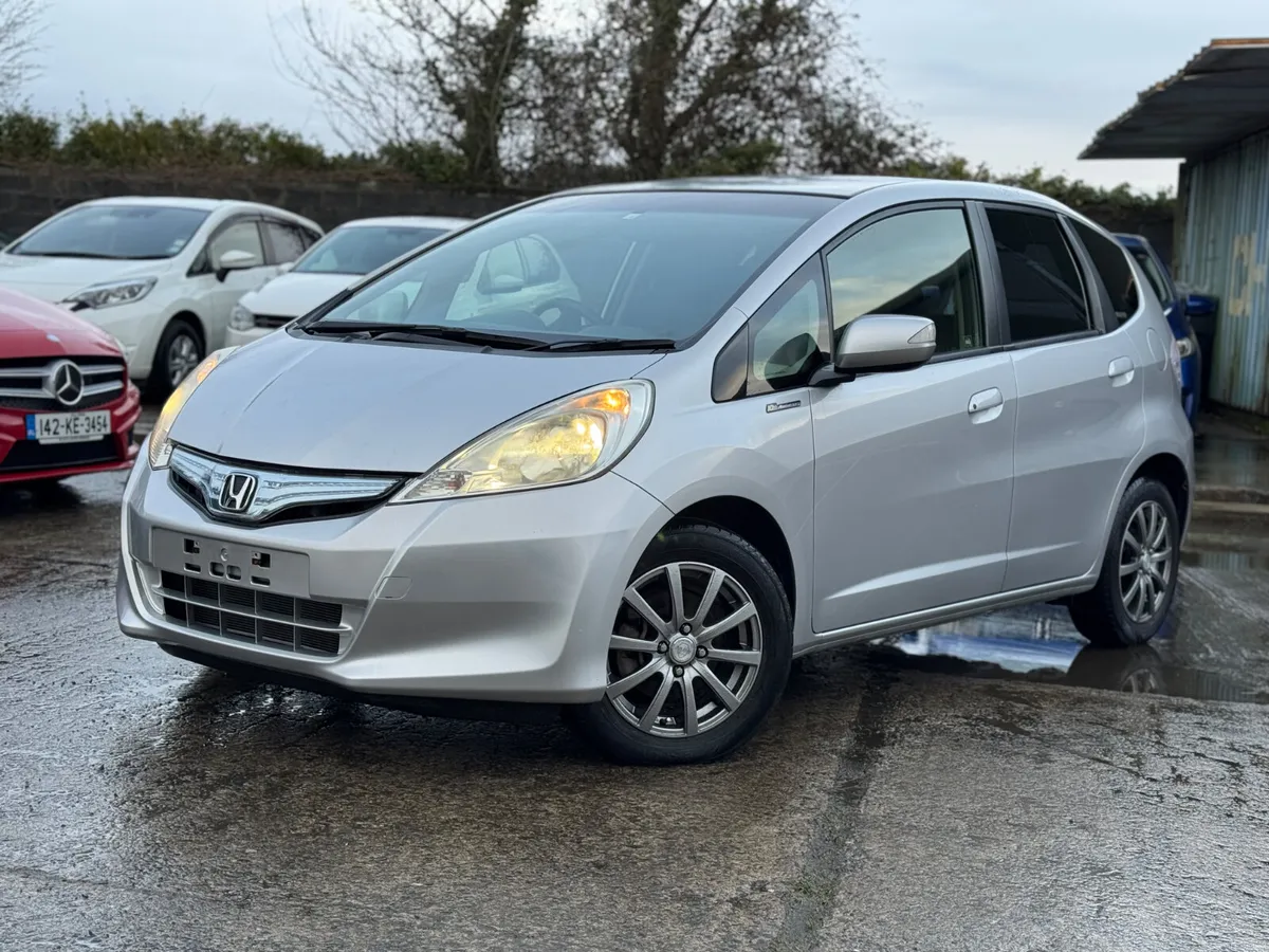 Honda Fit 1.3 Hybrid Auto 27000kms - Image 2