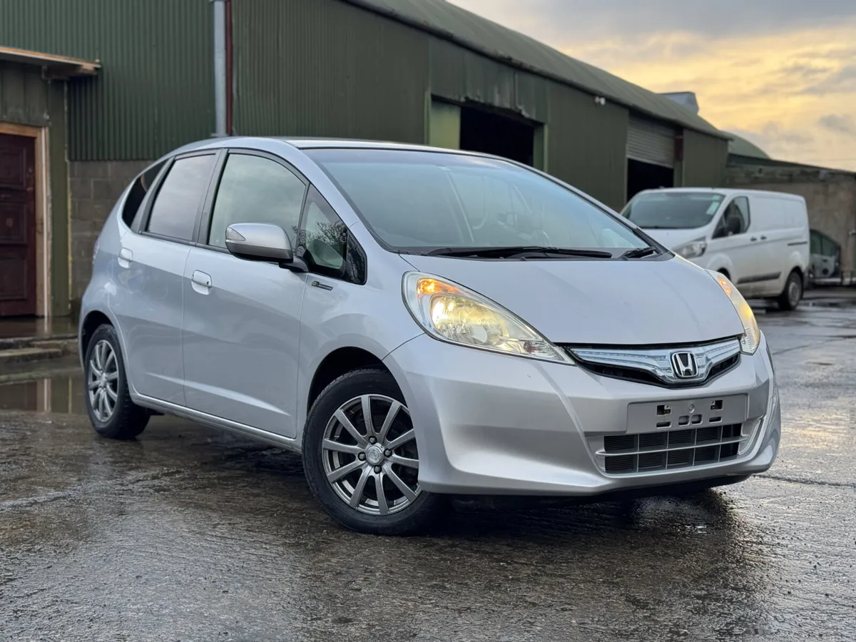 Honda Fit 1.3 Hybrid Auto 27000kms - Image 1