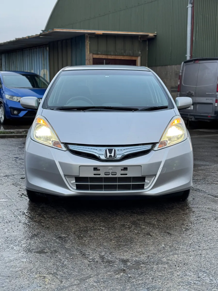 Honda Fit 1.3 Hybrid Auto 27000kms - Image 3