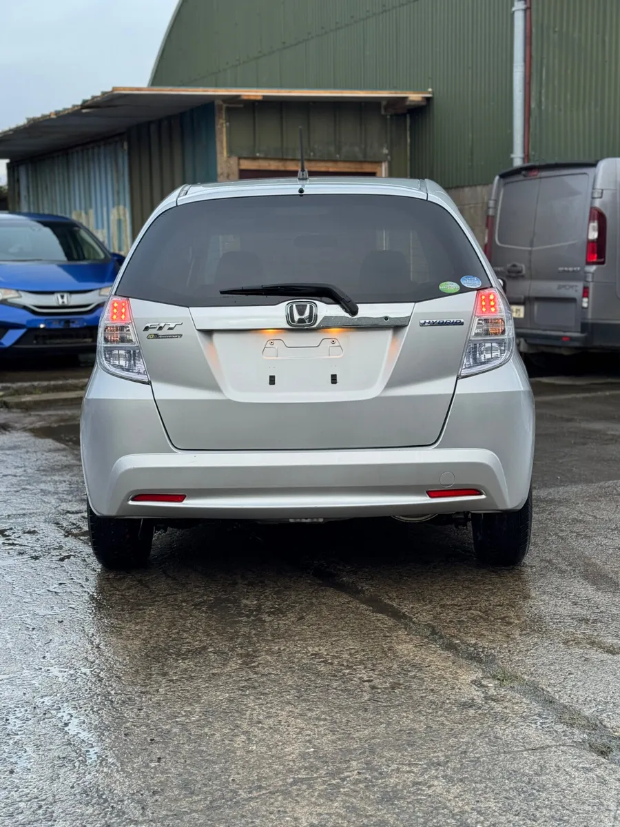 Honda Fit 1.3 Hybrid Auto 27000kms 2012 - Image 4