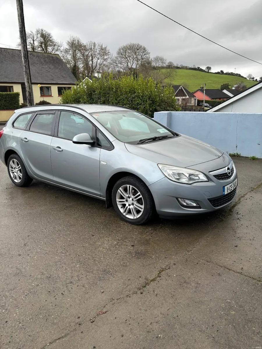 Opel Astra 2011 - Image 2