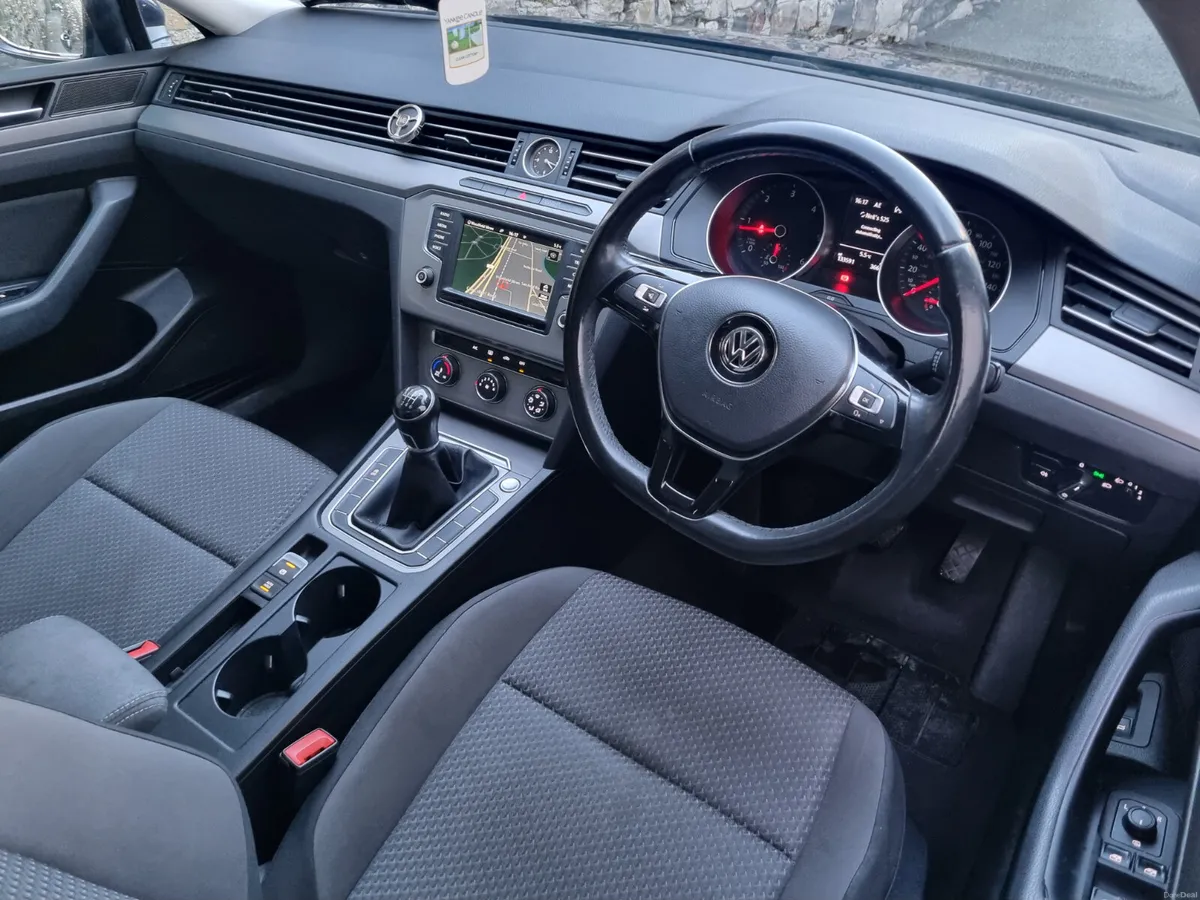 Volkswagen Passat 2017 - Image 5