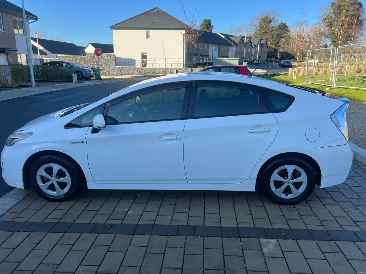 Toyota Prius 2016 - Image 2