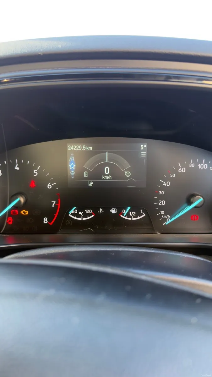 Ford Focus 2024 ST Line - Image 2