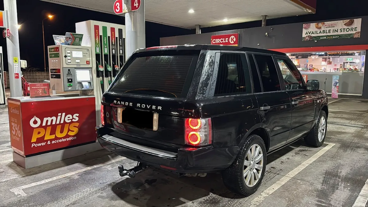 Rangerover Vogue 4.4TDV8 HUGE HISTORY - Image 4