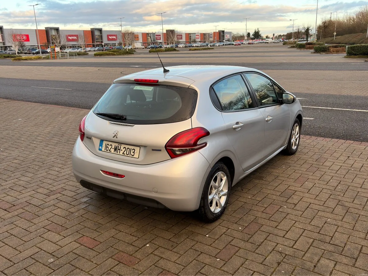 Peugeot 208 - Image 4