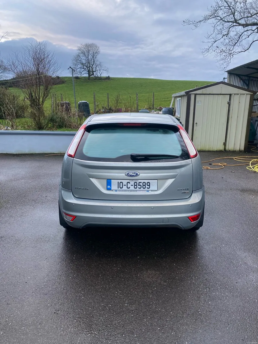 Ford Focus 2010 Gold - Image 2