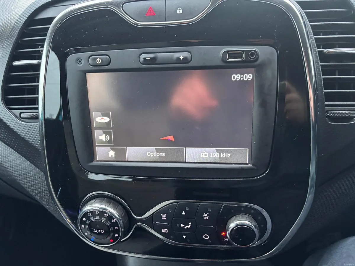 Renault Captur 2015  VERY  LOW  MILEAGE  PETROL - Image 3