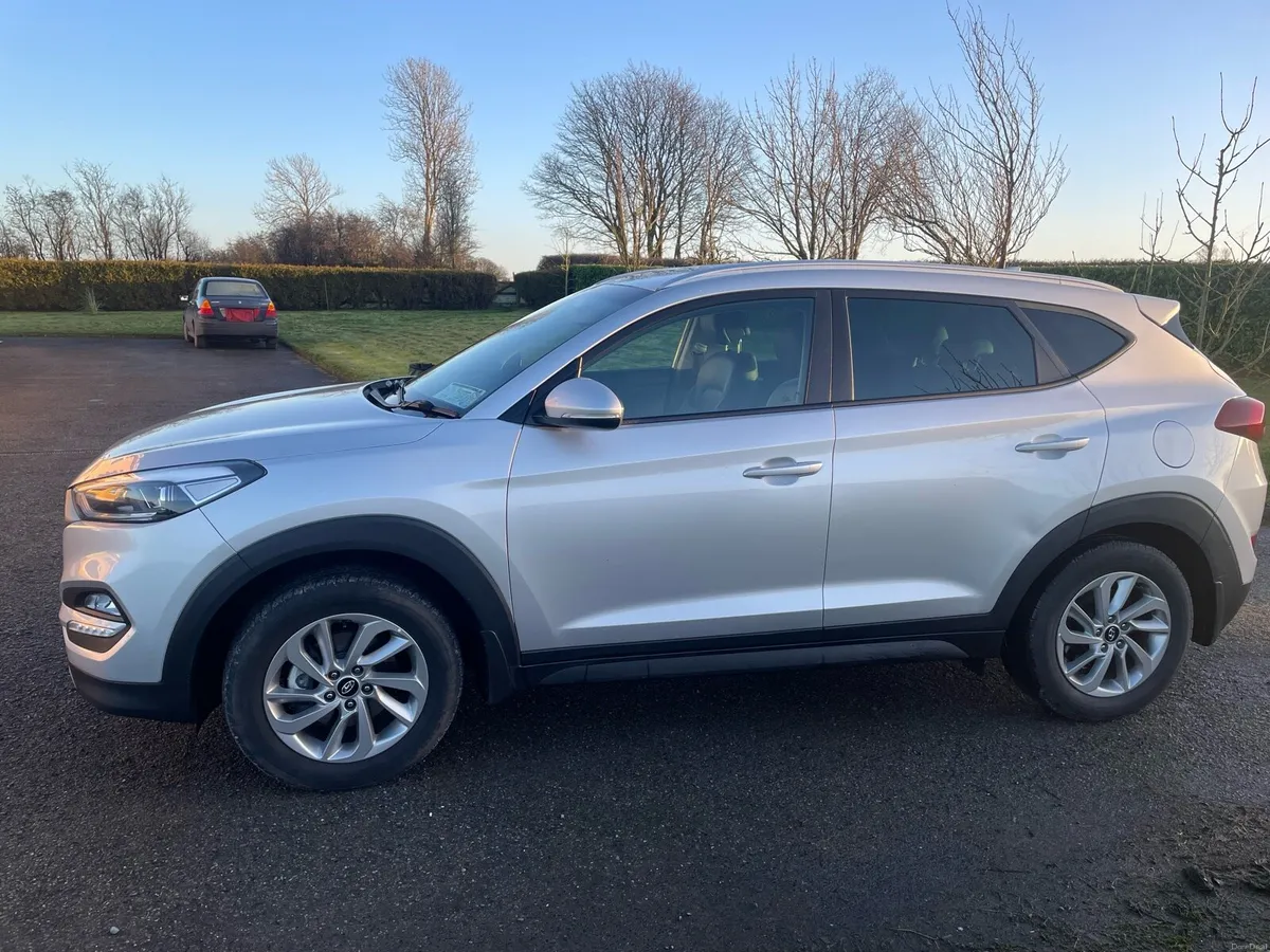 2018 Hyundai Tucson Executive SE - Image 2