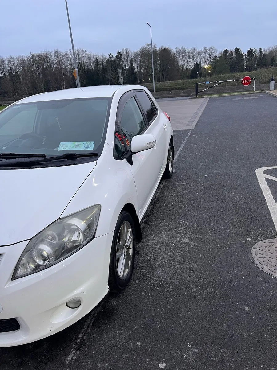 Toyota Auris 2011 - Image 2