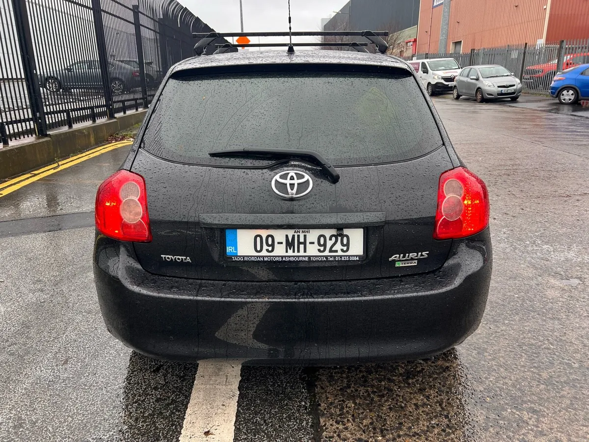 Toyota Auris 2009 - Image 2