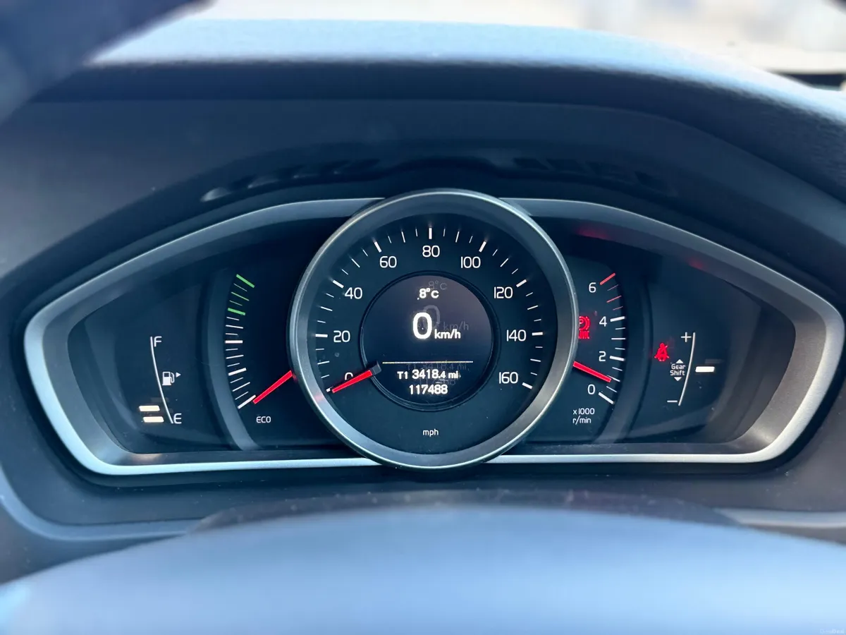 2016 VOLVO V40 2.0 DIESEL D2 NAV - Image 3