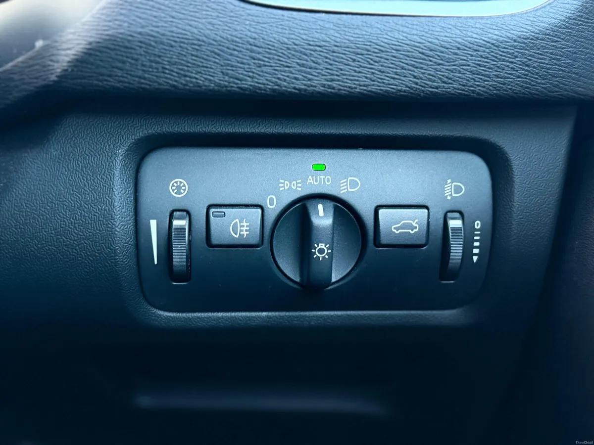 2016 VOLVO V40 2.0 DIESEL D2 NAV - Image 4