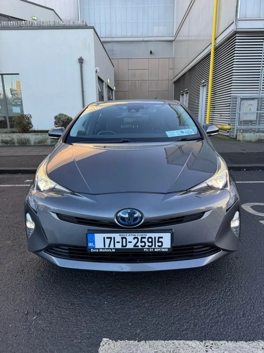 Toyota Prius 2017 - Image 2