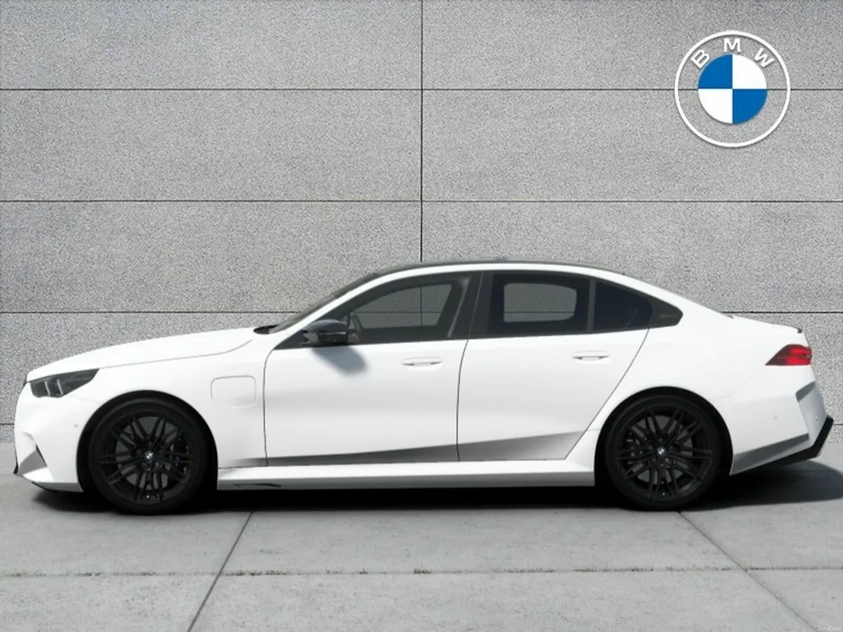 BMW M5 Saloon - Image 2