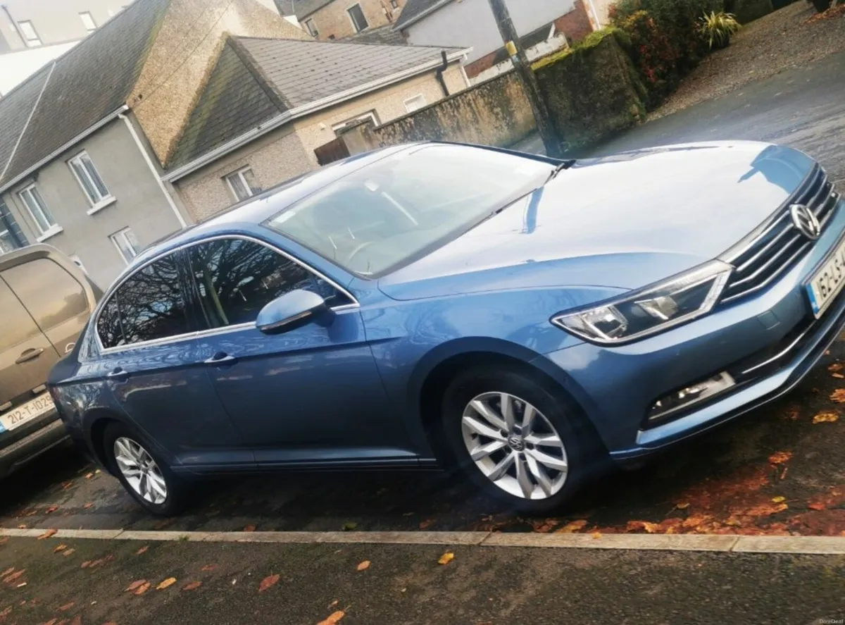 Volkswagen Passat 2016 - Image 2